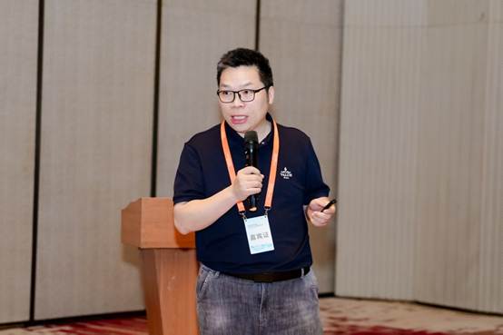 穿着西装笔挺的男子手里拿着手机AI 生成的内容可能不正确。